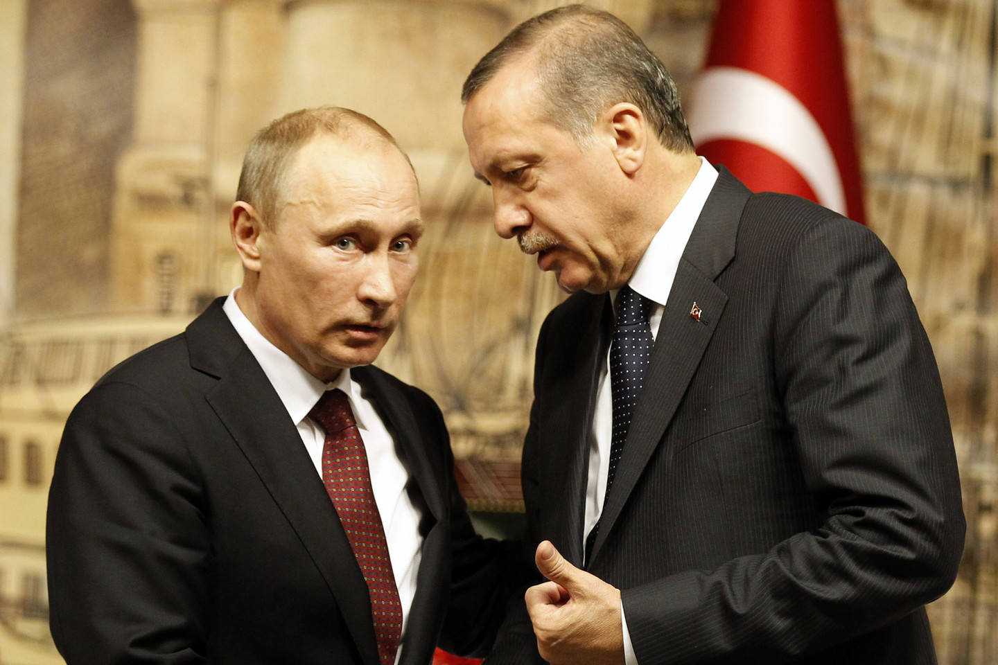 R.Erdoganas (dešinėje) jau siunčia perspėjimus V.Putinui.