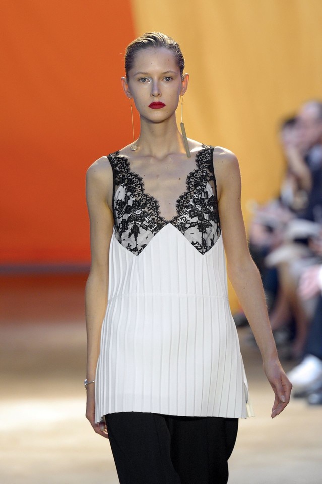 „Celine“ 2016 m. pavasario ir vasaros kolekcija.<br>AP ir Scanpix nuotr.