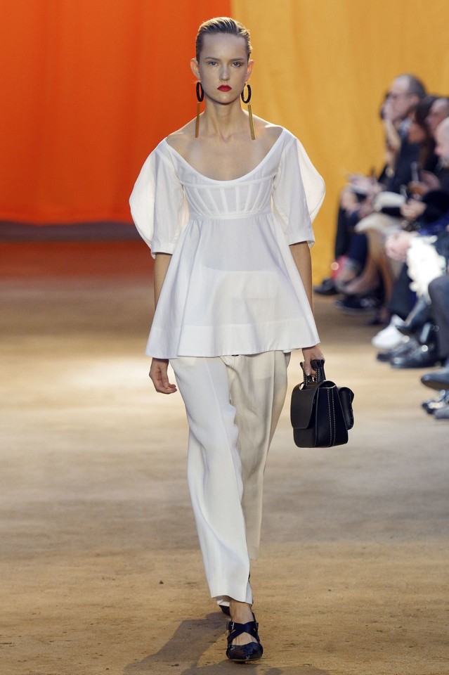„Celine“ 2016 m. pavasario ir vasaros kolekcija.<br>AP ir Scanpix nuotr.