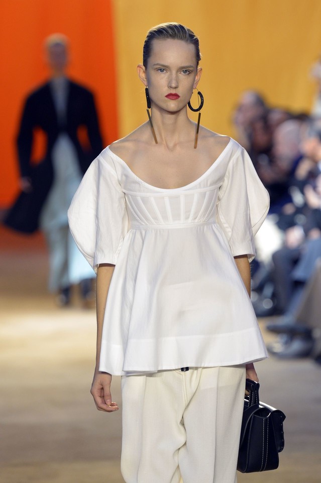 „Celine“ 2016 m. pavasario ir vasaros kolekcija.<br>AP ir Scanpix nuotr.