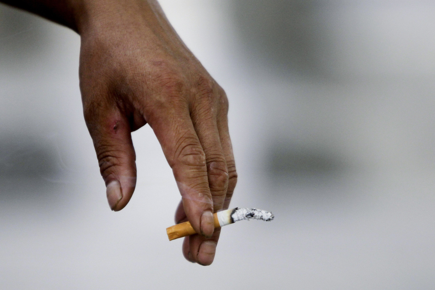Kinijoje, kur cigaretės tampa vis labiau prieinamos, rūkančiųjų skaičius tik didėja.