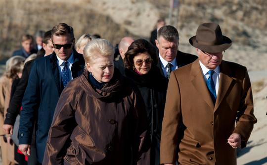 Prezidentė Dalia Grybauskaitė lydi karališkąją Švedijos porą, besilankančią Kuršių nerijoje.<br>Vlado Ščiavinsko nuotr.