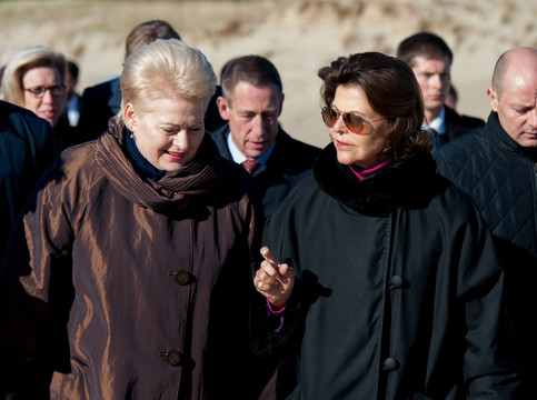 Prezidentė Dalia Grybauskaitė lydi karališkąją Švedijos porą, besilankančią Kuršių nerijoje.<br>Vlado Ščiavinsko nuotr.