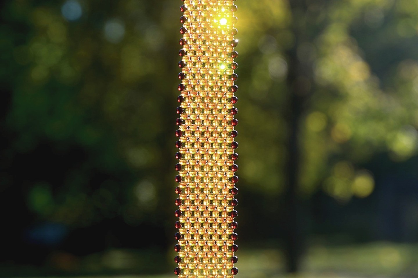 Kaklaraištis, sukurtas iš 888 šlifuotų gintarų.