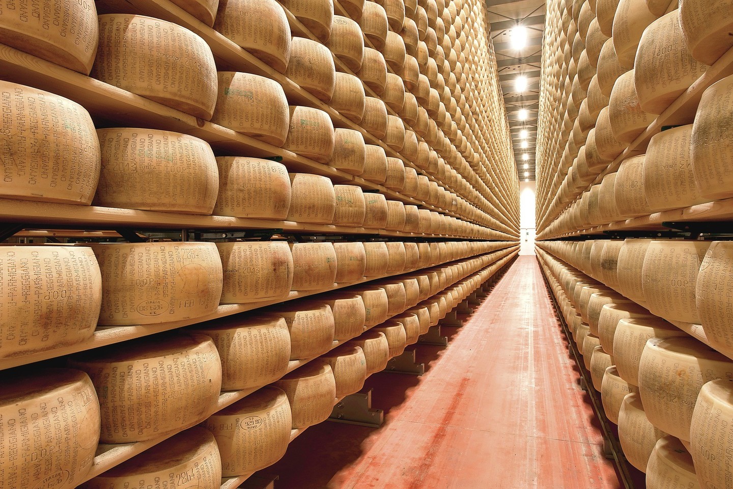 Viena „Parmigiano Reggiano“ sūrio forma sveria vidutiniškai 40 kilogramų, tačiau tai vagių nestabdo.