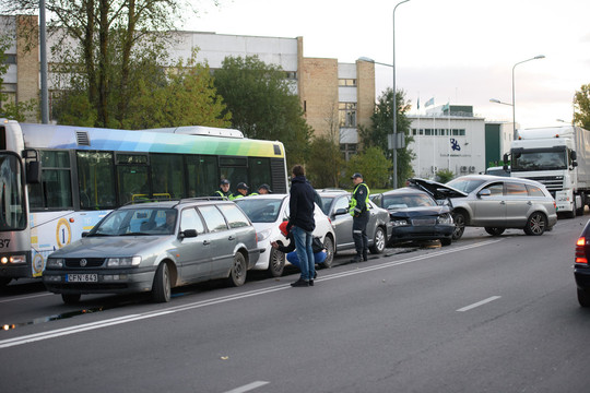 Masinę avariją sukėlusiam vilniečiui gresia milžiniški ieškiniai