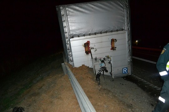 Kelyje „Via Baltica“ nuo vilkiko atsikabino puspriekabė