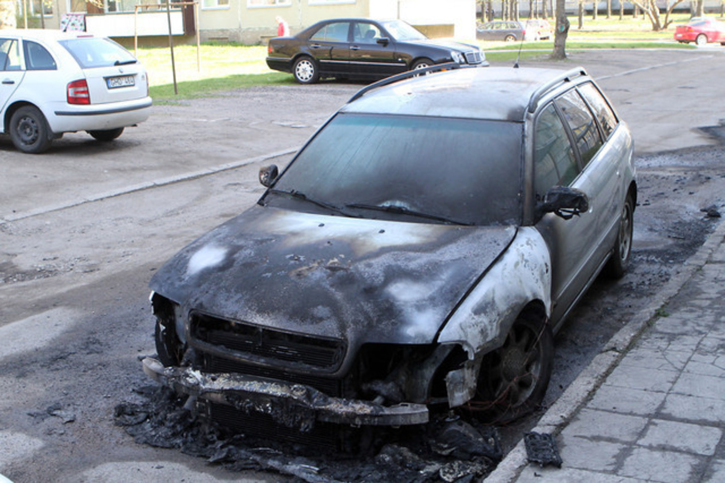 Vilniuje nusikaltėliai sudegino automobilį.<br>M.Patašiaus asociatyvi nuotr.
