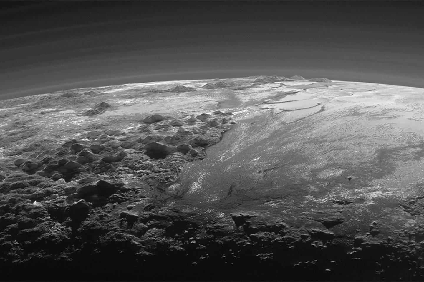 Manoma, kad Plutone vyksta geologiniai procesai, už kuriuos atsakingas po paviršiumi esantis vandenynas. Kol kas tiesioginių jo egzistavimo įrodymų nėra, bet ši versija įtikinamiausiai paaiškina paviršiaus ypatumus.<br>NASA nuotr.
