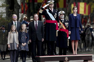 Per paradą karalienė Letizia su dukromis apžavėjo ispanus