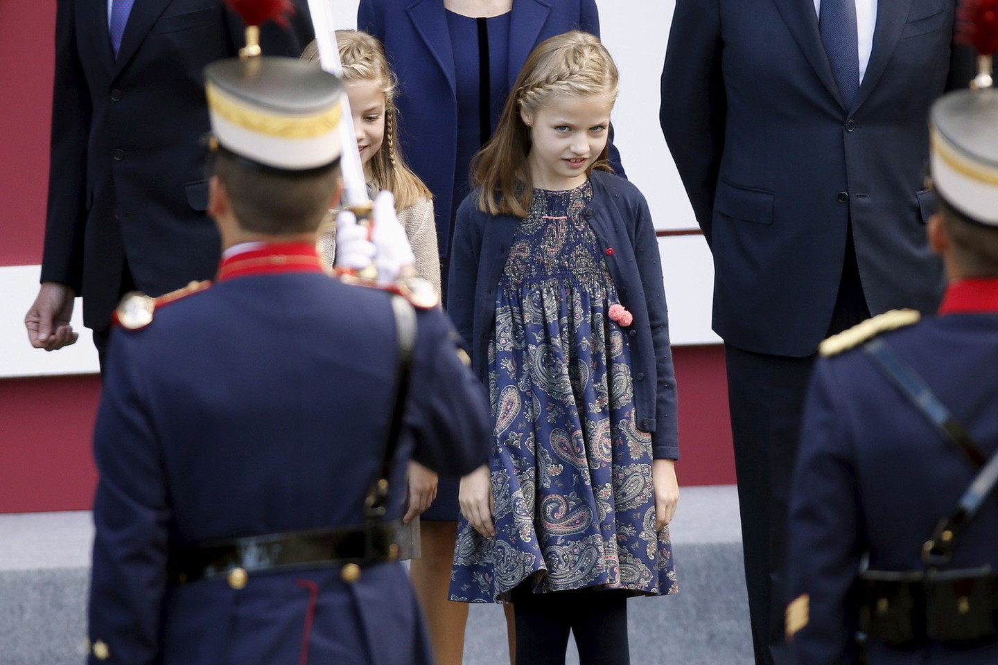 Karalienė Letizia (43 m.), jos vyras karalius Felipe VI ir princesės Leonor (9 m.) bei Sofia (8 m.) – visa šeima stebėjo šventinį karinį padarą.<br>Scanpix nuotr.