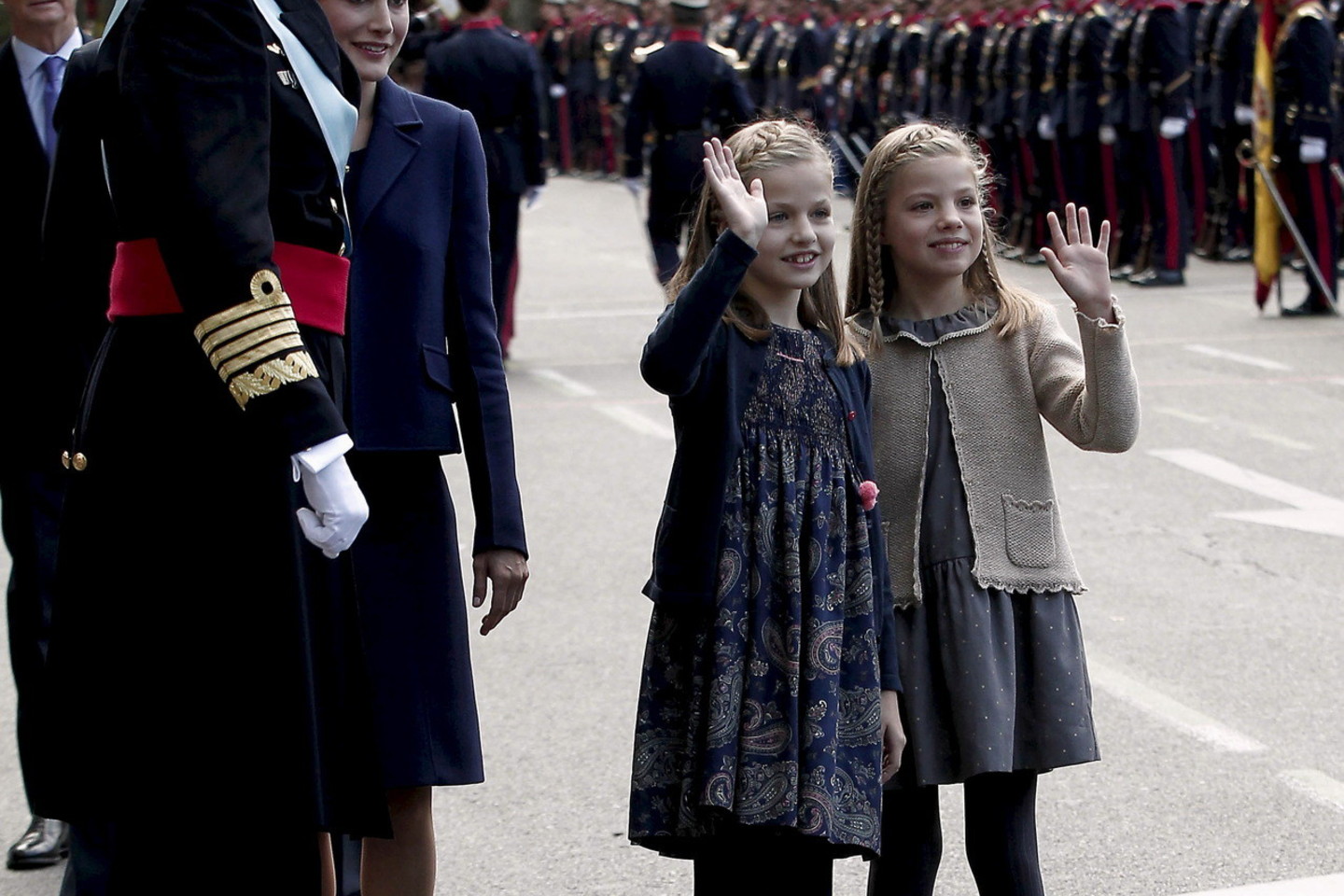 Karalienė Letizia (43 m.), jos vyras karalius Felipe VI ir princesės Leonor (9 m.) bei Sofia (8 m.) – visa šeima stebėjo šventinį karinį padarą.<br>Scanpix nuotr.