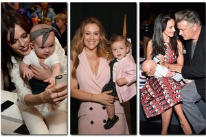 Nauja garsenybių mada: į renginį – su vaiku ant rankų