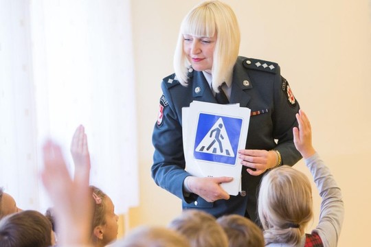 Pradinukams aiškino, kodėl nesaugu žiopsoti į telefoną