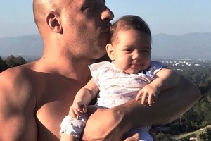 V. Dieselis neriasi iš kailio rodydamas figūrą – padeda ir dukra