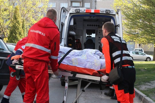 Parodė keistai ištinusią ranką – tai vos nesibaigė mirtimi