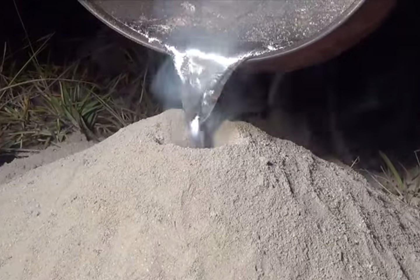 Tam, kad atkurtų skruzdėlyno sandarą, vyras išlydo indelį aliuminio ir jį pila tiesiai į skruzdėlyno pagrindinį įėjimą.<br>Kadras iš „YouTube“