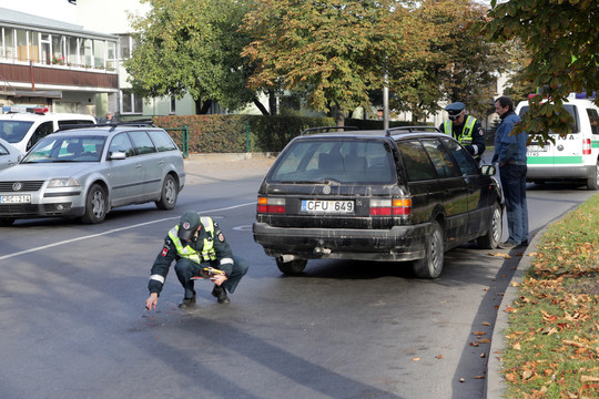 Kaune „VW Passat“ rėžėsi į senutę pėsčiąją ir troleibusą