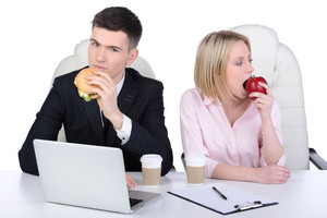 Visa tiesa apie užkandžius darbe: kodėl dėl jų auga kilogramai?