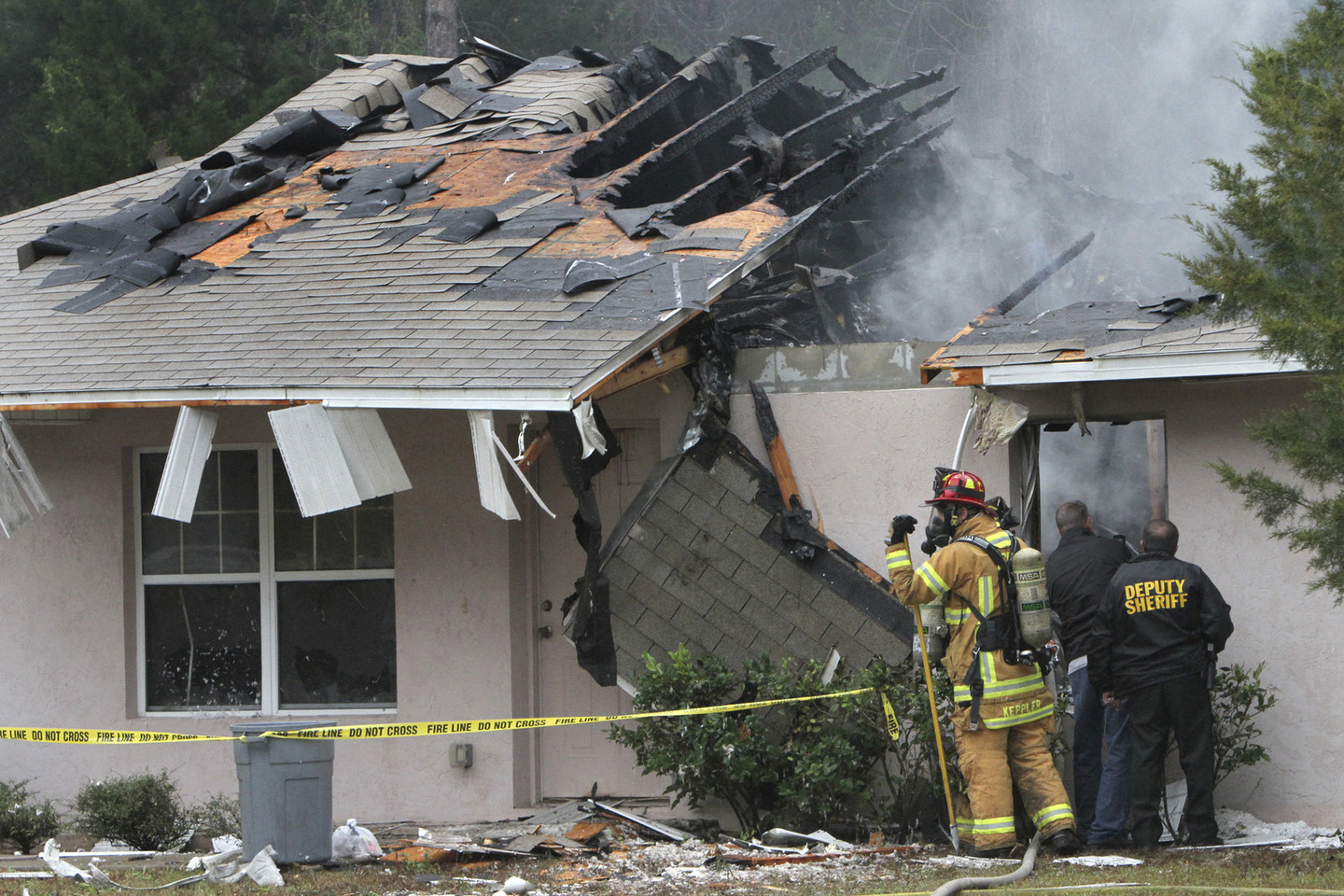 Lengvajam lėktuvui nukritus į vieną kilnojamųjų namelių kaimelį Floridoje įsiplieskė gaisras.<br>Reuters/ Scanpix asociatyvi nuotr.