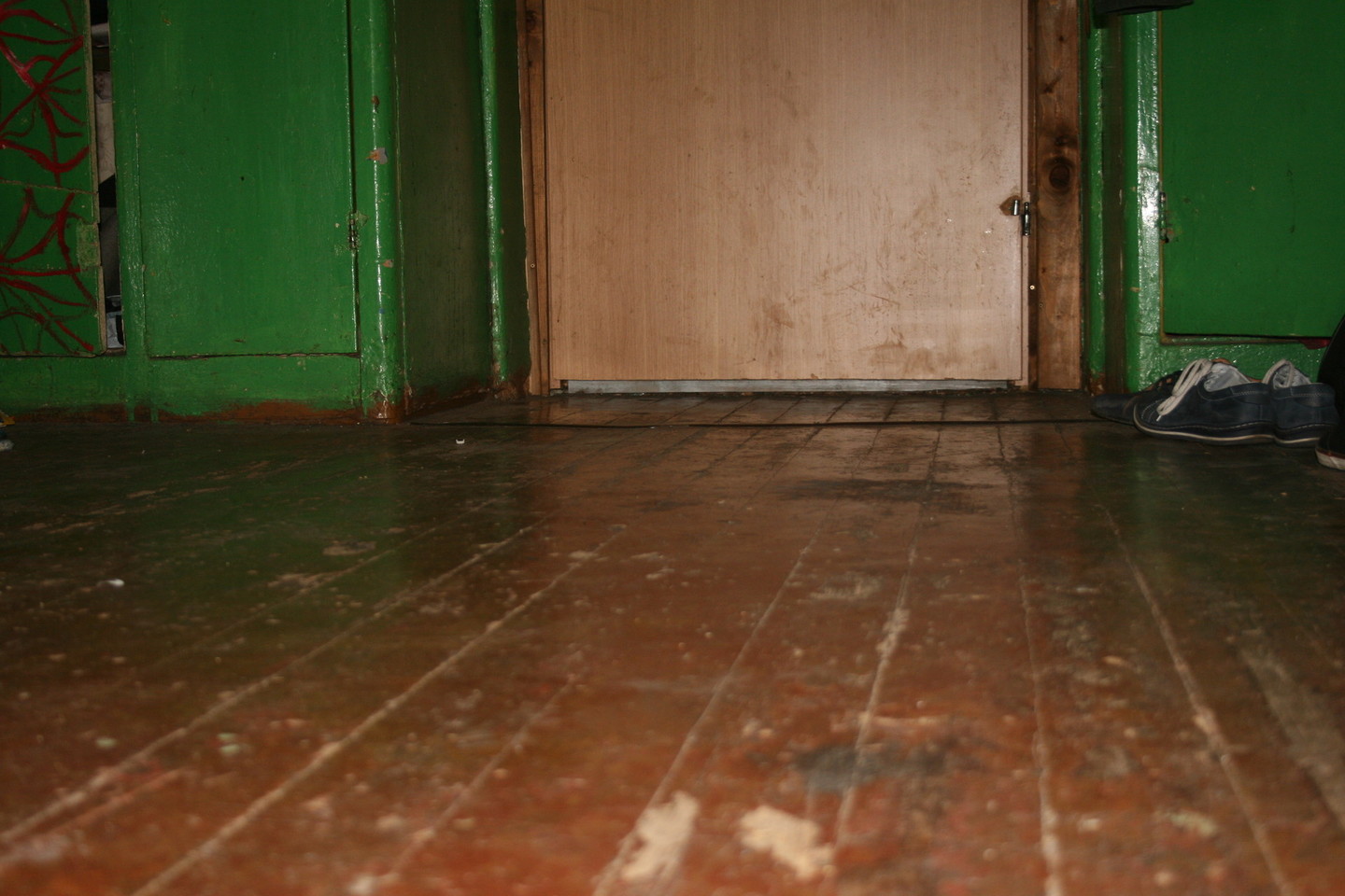 Visi kambariai – su senomis medinėmis grindimis, apsilupusiais radiatoriais ir langais, pro kuriuos švilpauja vėjai.<br>Lino nuotr.