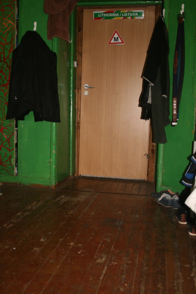 Gyvenimo sąlygos tokios: 17 kvadratinių metrų nerenovuotame kambaryje gyvena po 3 studentus.<br>Lino nuotr.