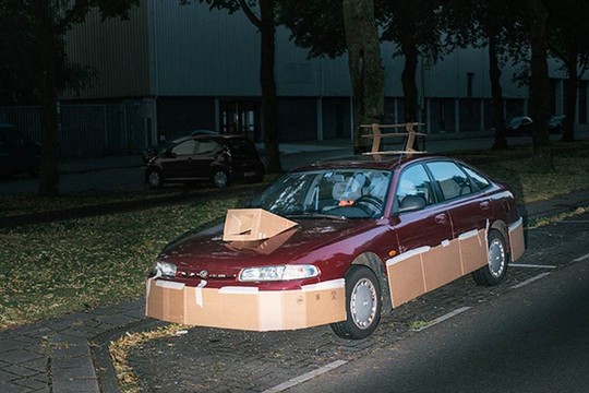 Staigmena po nakties – automobilis, patobulintas kartonu