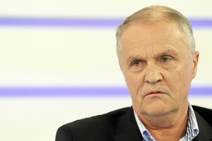 J. Kvedaras prabilo: dėjo ranką prie širdies ir skėlė politikams