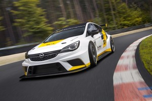 Desertas akims: žiedinėms lenktynėms skirtas „Opel Astra TCR“