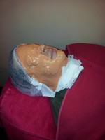 Skandalingasis atlikėjas Aidas Manikas jaunystę stabdo kaukėmis