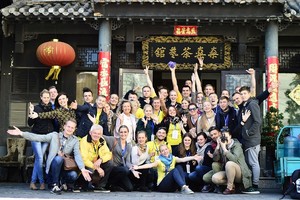 Ansamblis „Nemunas“ Kinijoje: daina kinų kalba, skėriai lėkštėje