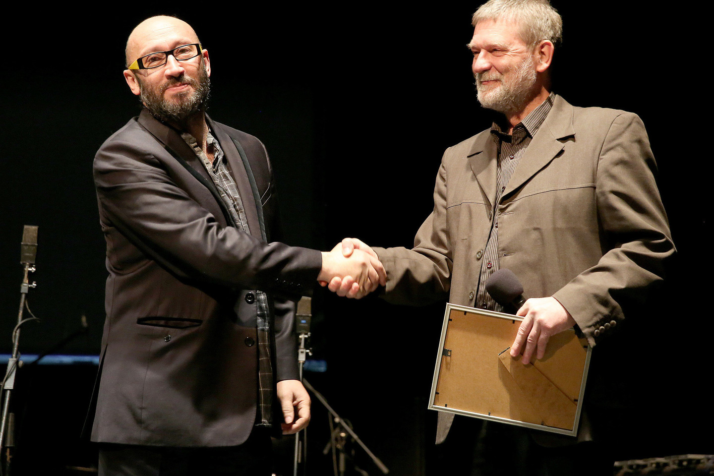 A.Gotesmaną (kairėje) sveikina „Vilnius Jazz“ rengėjas A.Gustys.<br>R.Danisevičiaus nuotr.
