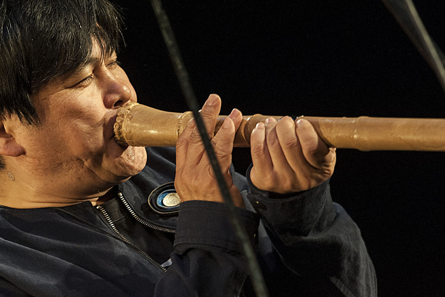 Japonas M.Koichi išskleidė visą talentų paletę – dainavo ir grojo daugybe instrumentų.<br>V.Suslavičiaus nuotr.