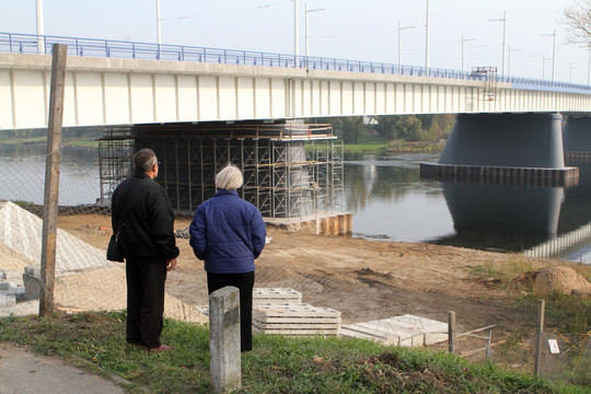 Iš Žemųjų Šančių pusės A.Juozapavičiaus prospekte tilto prieigos jau seniai sutvarkytos, na o Panemunės pusėje darbininkams dar teks paplušėti.<br>M.Patašiaus nuotr.