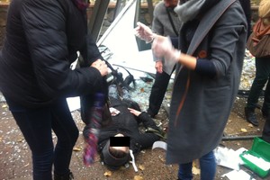 Po BMW smūgio į autobusų stotelę nukentėjo 8 žmonės