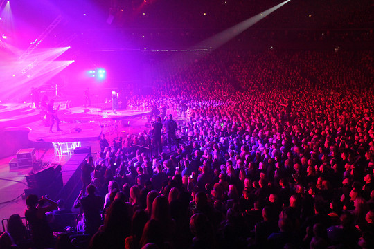 Pasiklausyti scenos karalienės dainų į „Žalgirio“ areną sugužėjo per 13 tūkst. žmonių.<br>M.Patašiaus nuotr.