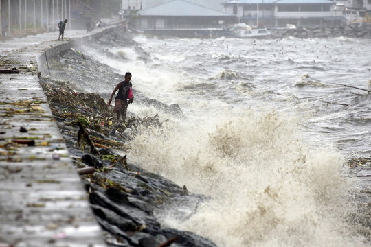 Filipinuose siautėja taifūnas – tūkstančiai žmonių bėga