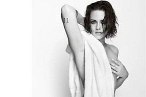 Aktorė Kristen Stewart pozavo prisidengusi tik rankšluosčiu