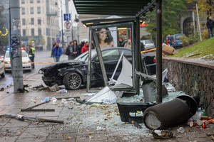 Po BMW smūgio į stotelę 12-metei sužalotas stuburas