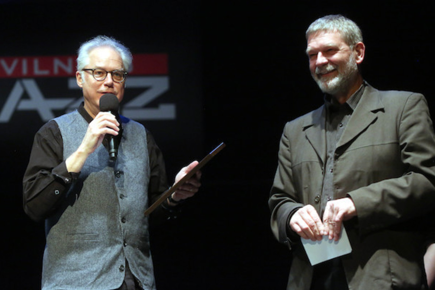 „Vilnius Jazz“ prodiuseris A.Gustys (dešinėje) pakvietė gitaristą B.Frisellą apdovanoti konkurso nugalėtojus.<br>R.Danisevičiaus nuotr.