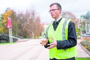 Pėsčiojo sargybiniai – liemenė, žibintuvėlis ir atšvaitas