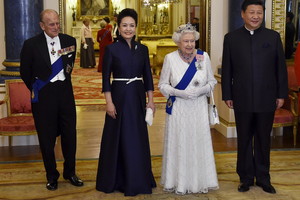 Elizabeth II Kinijos prezidentui surengė iškilmingą vakarienę