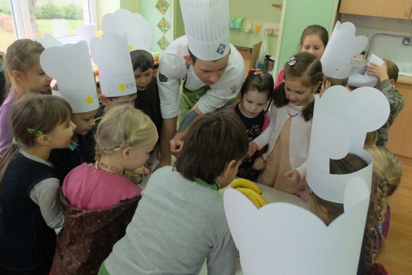 Vadovaujami J. Kapkovičiaus, vaikai pagamino paprastą, bet gardų patiekalą, kuriuo vaišino ir darželio auklėtojas.<br>Organizatorių nuotr.