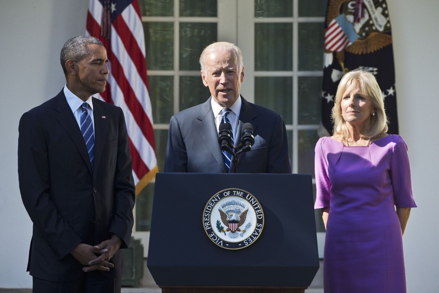 J.Bidenas žinią pranešė stovėdamas greta JAV prezidento B.Obamos ir savo žmonos Jill Baltųjų rūmų Rožių sodelyje.