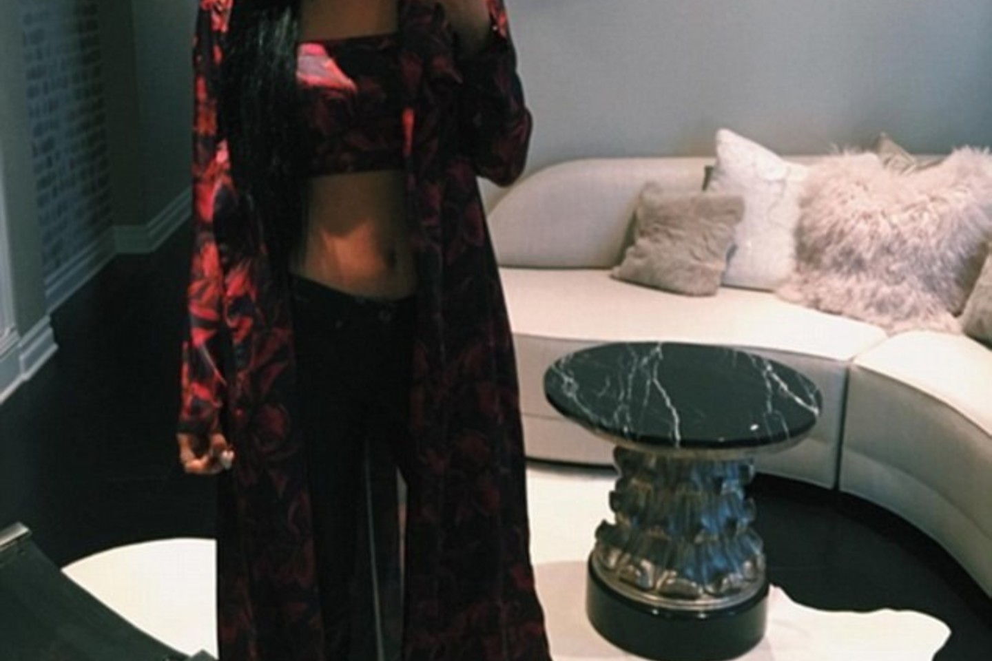 Už K.Jenner nugaros – jos persirengimo kambarys.<br>K.Jenner „Istagram“ nuotr.