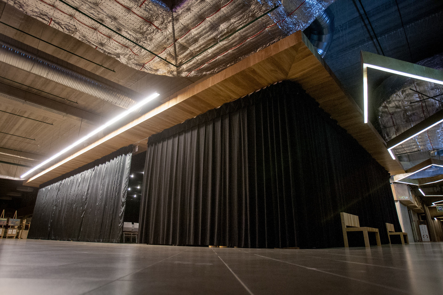 Mobili koncertų salė Gariūnuose atitinka reikiamus akustikos reikalavimus, tačiau čia telpa tik kiek daugiau nei 200 žiūrovų.<br>D.Umbraso nuotr.
