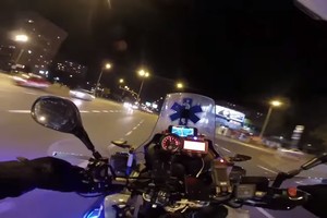 Drąsus Lenkijos medikas paviešino skrydį motociklu dėl gyvybės