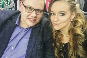 Pasipuošusią Moniką Šalčiūtę į krepšinį atlydėjo draugas Lukas
