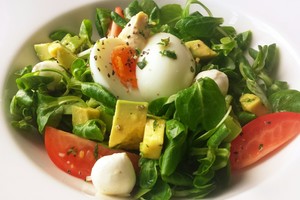 Pietūs, kurie neapsunkins: salotos su mocarela ir kiaušiniu