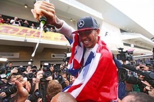 Lewisas Hamiltonas trečią kartą tapo „Formulės 1“ čempionu
